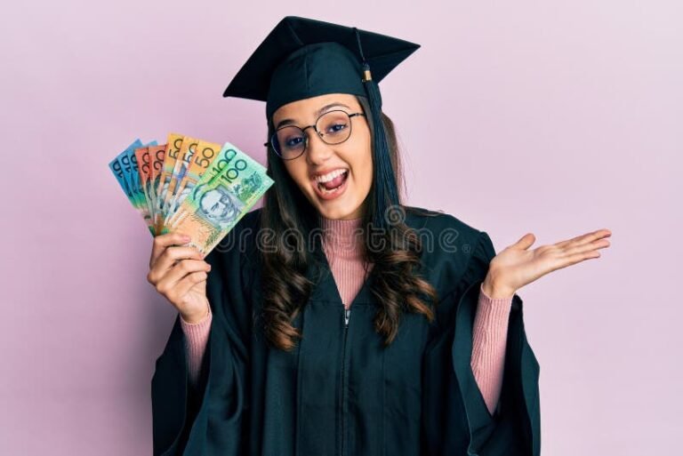 graduados jovenes celebrando con diplomas y dinero