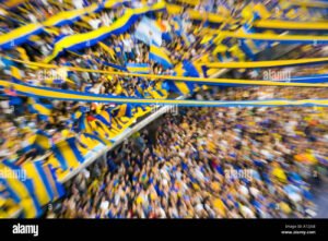 Por qué a Boca Juniors le dicen Los Xeneizes en Argentina 22 hinchas de boca juniors con banderas azul y oro