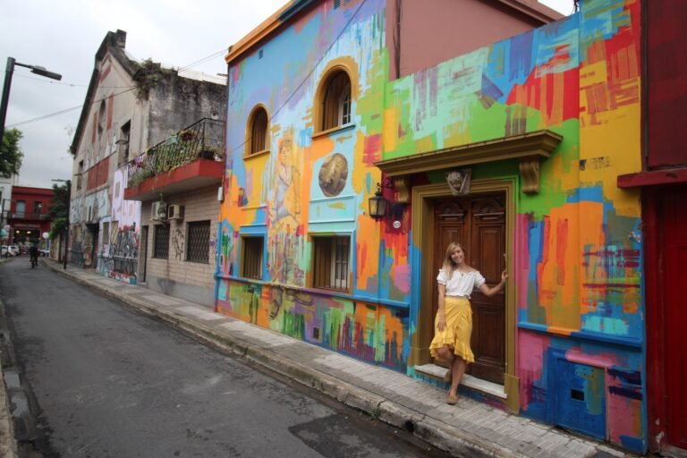 ilustracion artistica de barrio porteno tipico