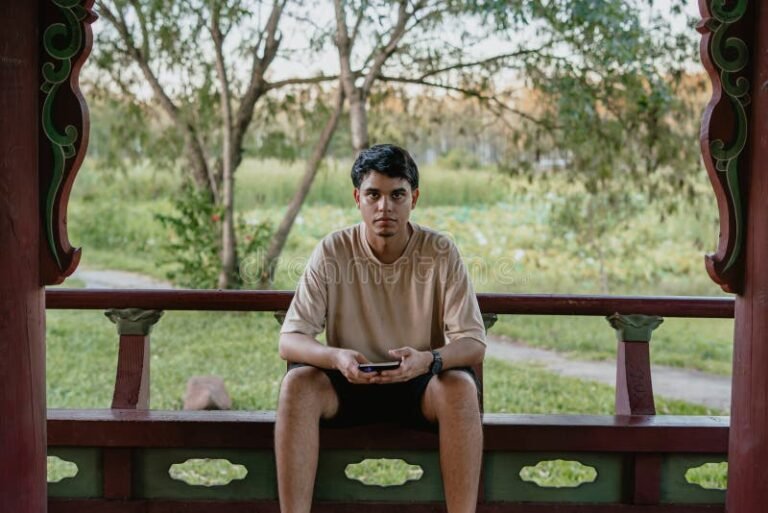 joven adulto reflexionando en parque tranquilo