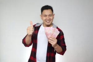 jovenes recibiendo pago en efectivo sonrientes