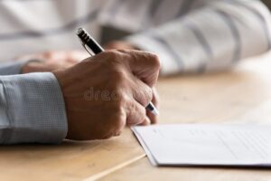 jubilado firmando contrato de prestamo bancario
