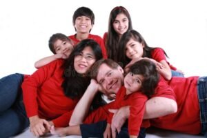 madre sonriente con siete hijos juntos