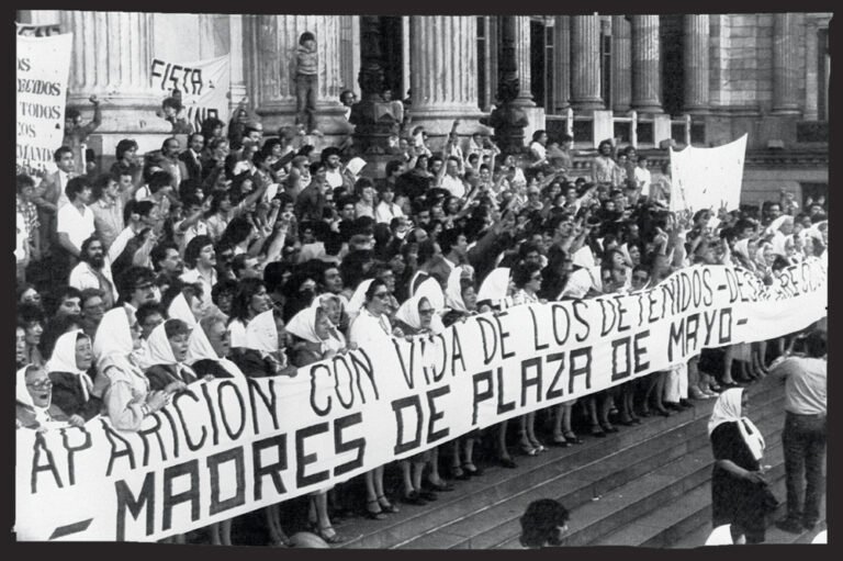 madres marchando en plaza de mayo historica