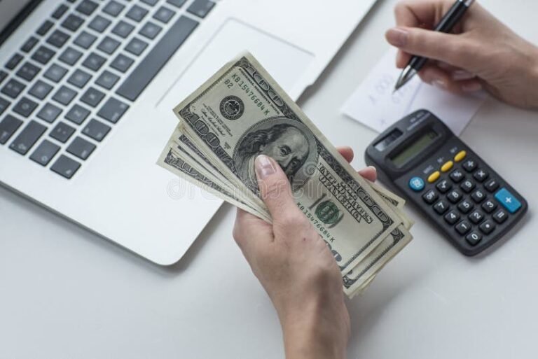 mano entregando dinero con calculadora cercana