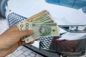 Para Renovar El Registro Debo Pagar Todas Las Multas Pendientes 1 mano entregando dinero frente a multa coche