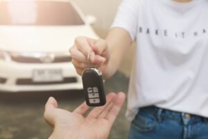 Cómo Autorizar Legalmente a un Tercero a Manejar Mi Auto en Argentina 1 mano entregando llaves de auto legalmente