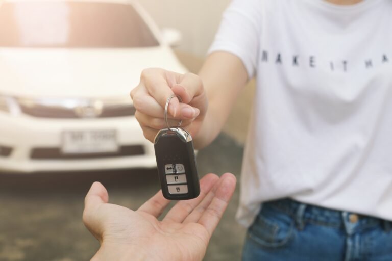 mano entregando llaves de auto legalmente
