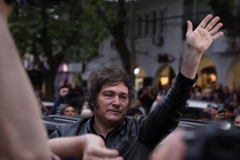 manos entregando ayuda social en argentina