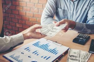 manos entregando dinero en prestamo personal