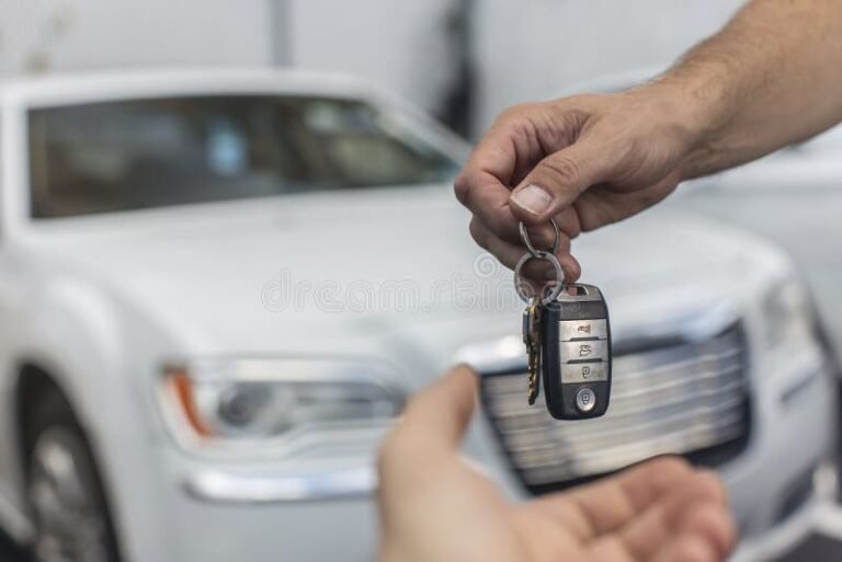 Cómo Actuar Si Me Llega Una Multa De Un Auto Que Ya Vendí 2 manos entregando llaves de coche usadas