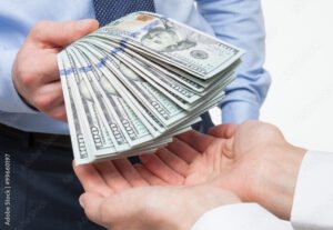 Qué significa que el Banco Central venda dólares y cómo afecta 1 manos intercambiando billetes de dolares