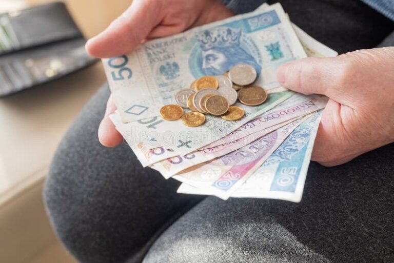 manos sosteniendo billetes de pension