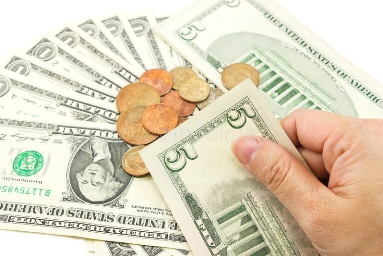 Qué Conviene Más: Invertir en Plazo Fijo o Comprar Dólares 2 manos sosteniendo billetes y monedas dolares