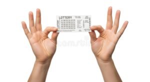 manos sosteniendo boleto de loteria ganador