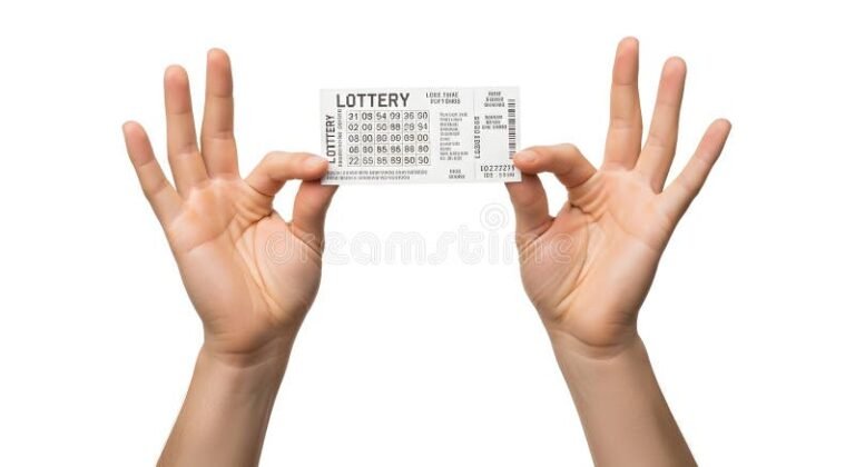 manos sosteniendo boleto de loteria ganador