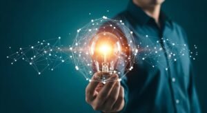 La tecnología avanza más por descubrimientos, inventos o innovaciones 13 manos sosteniendo bombilla tecnologica brillante