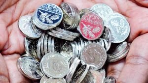 manos sosteniendo monedas de plata artistica