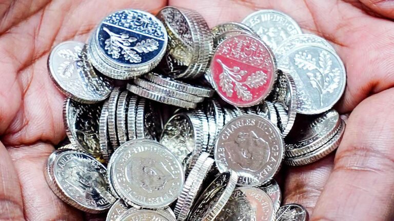 manos sosteniendo monedas de plata artistica