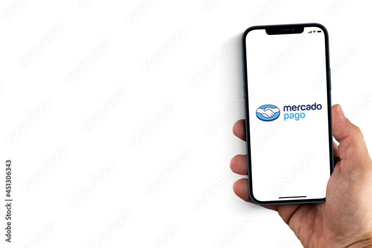 manos sujetando telefono con app mercado pago