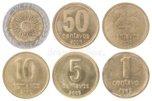 monedas argentinas actuales sobre fondo blanco
