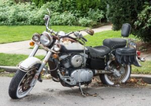 motocicleta abandonada en la calle