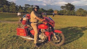 Las motocicletas deben portar balizas y matafuegos según la ley argentina 12 motocicleta con baliza y matafuego visible