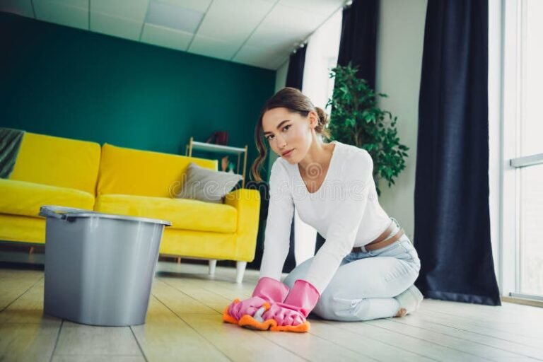 mujer limpiando en hogar calido y luminoso