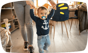 ninera cuidando nino en hogar argentino