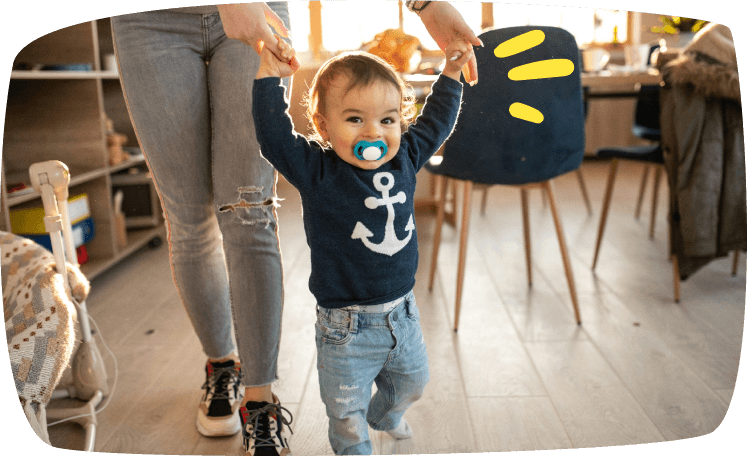 ninera cuidando ninos en hogar argentino