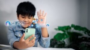 A Qué Edad Es Adecuado Que Un Niño Tenga Su Primer Celular 30 nino feliz usando telefono movil moderno