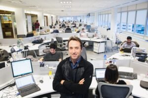 oficina de mercado libre con empleados trabajando