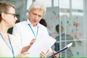 Cómo Saber Si Mi Patente Está Libre De Multas En Santa Fe 1 oficina de transito con inspector revisando papeles