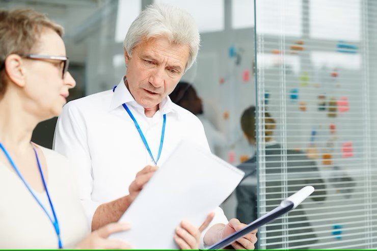 oficina de transito con inspector revisando papeles