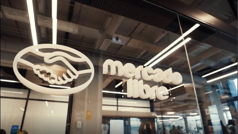 oficina moderna con logo de mercado libre