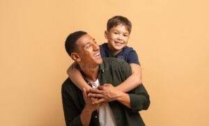 padre e hijo compartiendo momentos felices