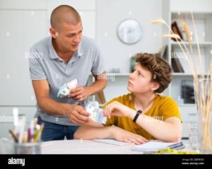 padre entregando dinero a su hijo