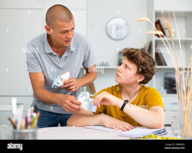 padre entregando dinero a su hijo