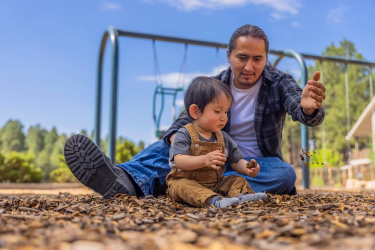 Cuánto tiempo debería pasar un padre con sus dos hijos según expertos