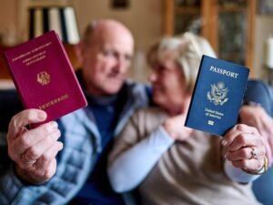 El paso de SUAF a AUH es automático o requiere trámite 2 padre recibiendo documento y sonrisa familiar