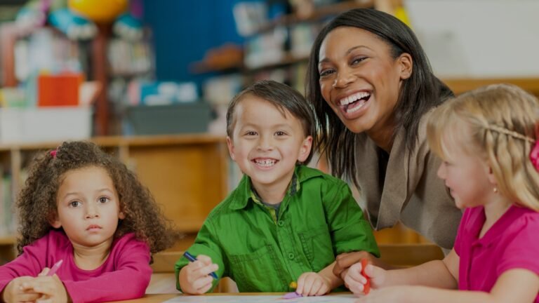 padres y ninos en jardin infantil feliz