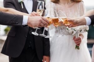 pareja brindando en boda elegante al aire libre