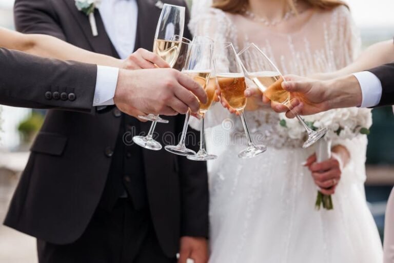 pareja brindando en boda elegante al aire libre