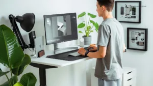 Qué Negocio Puedo Poner En Mi Casa Para Ganar Dinero Fácilmente 1 pequena oficina casera con computadora y plantas