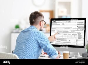 Se tiene que inscribir para cobrar el bono de la AUH 22 persona completando formulario en computadora 1