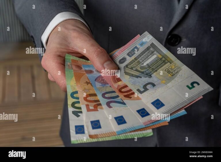 persona con contrato y billetes naturaleza muerta