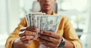 persona contando dinero en sus manos