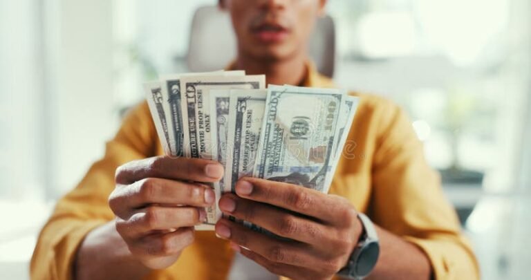 persona contando dinero en sus manos