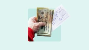 persona depositando dinero en banco moderno