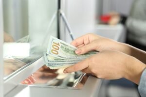 persona depositando dinero en cuenta bancaria